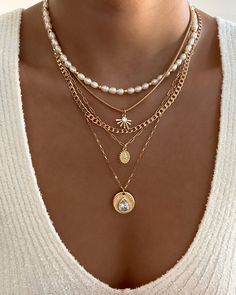 Soft Gold Jewelry, How To Style Gold Jewelry, Gold Vintage Necklace, Gold Summer Jewelry, Jewelry Post Ideas, Vintage Necklace Aesthetic, Necklace Layering Ideas, Necklace Combos, Jewelry Accessories Aesthetic