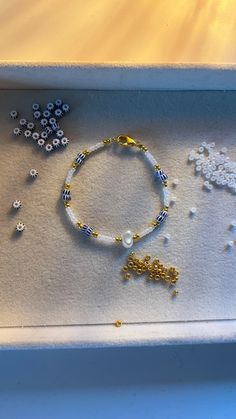 Diy Preppy Jewelry, How To Make A Seed Bead Bracelet, Homemade Jewellery Ideas, Cute Homemade Bracelets, Perlesmykker Diy, Homemade Bracelets With Beads Ideas, Friendship Bracelet Patterns With Beads, Homemade Bracelets With Beads, Diy Jewelry Easy