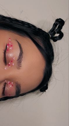 Pink Heart Makeup Aesthetic, Love Heart Makeup Looks, Pink Make Up Ideas Simple, Make Up Looks For Valentines Day, Pink Makeup Valentines Day, Cute Heart Makeup Looks, Easy Simple Pink Eyeshadow Looks, Cute Valentine’s Day Make Up Looks, Simple Valentines Eyeshadow