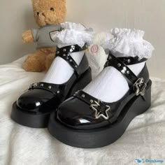 Grudge Aesthetics, Harajuku Shoes, Mary Jane Shoes, Dark Fashion, Pretty Shoes, Outfits Aesthetic, Fashion Sense, Mary Janes, Different Styles