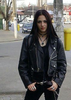 Hippie Rock, Metal Outfit, Black Metal Girl, Metal Chicks, Heavy Metal Girl, Heavy Metal Fashion, Alternative Metal, Goth Women