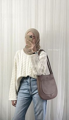 Vintage Outfit Hijab, Hijabi Casual Outfits, Outfit Campus, Modest Casual Outfits, Models Off Duty Style, Hijab Style Casual, Hijab Ootd, Casual Hijab Outfit, Hijabi Outfits Casual