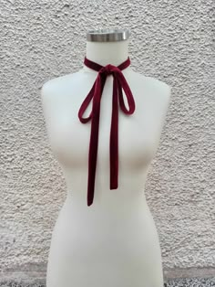 Made of silky elastic velvet, it gives a soft and pleasant touch to the body. There are various styling possibilities, the scarf is ideal for achieving a more finished look to the outfit. Velvet Scarf Outfit, Bow Around Neck, Neck Accessories Women, Neckerchief Outfit, Alt Closet, Scarf Neck Tie, Womens Neck Scarf, Narrow Scarf, Ties For Women