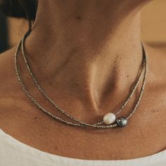 Chain And Bead Jewelry, Seed Bead And Pearl Necklace, Simple Beaded Jewelry, Seed Bead Necklace Ideas, Jewelry Design Ideas, Short Beaded Necklace, Simple Beaded Necklaces, Layered Beaded Necklaces, Inexpensive Jewelry