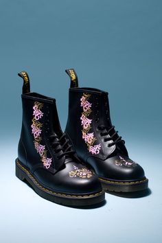 Мартинсы в стиле барокко (DIY) Boots Diy, Shoe Inspo, Kinds Of Shoes, Teen Vogue, Crazy Shoes, Dream Shoes