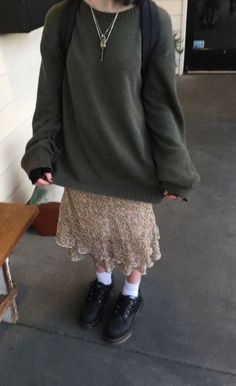 Violet Harmon Outfits, Green Grunge Outfit, Grunge Indie Aesthetic, Skirt Outfits For Winter, Layered Clothes, Sweaters And Skirts, Quoi Porter, Outfit Vintage, Clothes Aesthetic