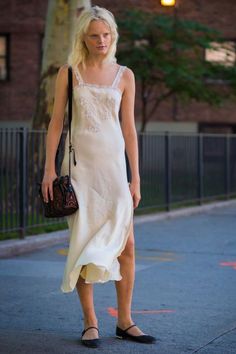 Feminine Chic Outfits, 90’s Minimalism, Easy Put Together Outfits, 90s Spring Outfits, Midi Slip Dress Outfit, Vintage Slip Dress Outfit, White Slip Dress Outfit, 90s Minimalism Fashion, Work Outfit Spring