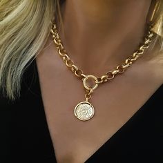 Gold Coin Choker, Gold Coin Jewelry, Jewelry Necklace Simple, Gold Coin Necklace, Trending Necklaces, Gold Pendant Jewelry, Coin Pendant Necklace, Fun Accessories, Magical Jewelry