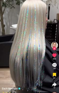 Tinsel On Blonde Hair, Brown Tinsel Hair, Creative Bleached Hair, Rainbow And Blonde Hair, Blonde Hair With Colorful Highlights, Blonde Hair With Tinsel, Hair Color Inspo Aesthetic, Hair Tinsel Aesthetic, Blonde Rainbow Hair