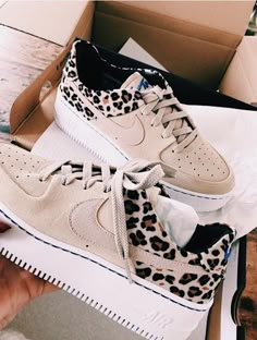 Cheetah Nikes, Nike Leopard, Leopard Nikes, Boho Mode, Bandeau Tops, Nike Air Shoes, Kendall Jenner Outfits, Fresh Shoes, Cute Nike