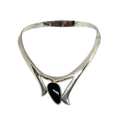 A fine Mexican sterling silver collar or necklace. The piece is hinged in two locations and has a modern abstract design with a polished bezel set agate. It is marked 950 Mexico CDC and a T number. Condition is excellent. Circa: Post 1980. Dimensions: Opening: 15", Bottom Length: 1 7/8". Weight: 3.09 troy ounces or 96.38 grams.  Due to the unique nature of this product, all sales are final. This item is not eligible for the standard Chairish return policy. Contemporary Formal Jewelry With Polished Finish, Contemporary Polished Jewelry For Formal Occasions, Contemporary Polished Formal Jewelry, Contemporary Formal Jewelry With Gemstones, Contemporary Gemstone Jewelry For Formal Occasions, Contemporary Formal Gemstone Jewelry, Modern Polished Choker Jewelry, Modern Onyx Necklaces With Polished Finish, Modern Onyx Necklace With Polished Finish