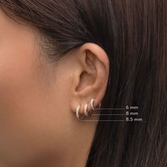 a woman's ear is shown with measurements for the size and shape of her ear