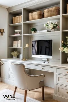 Elegant home office setup with built-in shelves, a sleek desk, and a comfortable chair in neutral tones, featuring wicker baskets and fresh flowers. Office Snug Room, White Masculine Office, Traditional Modern Office Decor, Built In Desk With File Cabinets, Styling Office Desk, Office Interior Design Built In, Office Fitted Furniture, Awkward Office Layout