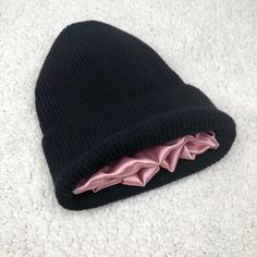 "Satin lined beanie is best choice to protective your hair in cold winter. Lined with luxury silk-like satin. Does not dry out your hair! Promotes stronger, shinier hair. Reduces frizz and promotes moisture retention Protects from hair loss and breakage. Size fits all. Stretches up to 25\" and up. Height of this beanie is about 9 Inches after folded. Please allow 3-5 business to process and ship. Shipping time is about 7-10 business days to US. I will try my best to make all of customers satisfi Silk Lined Hat, Satin Lined Hat, Beanies Aesthetic, Satin Lined Beanie, Bennies Hats, Hat Aesthetic, Satin Noir, Birthday Gifts For Sister, Luxury Silk