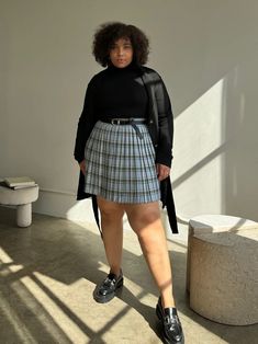 Plus Size Plaid Pleated Skirt – 2020AVE Skirt With Graphic Tee Outfit, Plaid Skirt Outfit Fall, Plus Size Mini Skirt Outfit, Plus Size Skirt Outfits, Plaid Mini Skirt Outfit, College Outfits Skirt, Plus Size Shorts Outfit, Mini Skirt Plus Size, Plus Size Mini Skirt