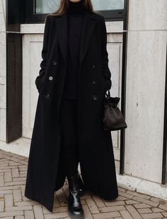 Black Coat Aesthetic, Fur Coat Aesthetic, Coat Aesthetic, Dark Academia Fashion Pants, Black Fur Coat, Winter Outfits Aesthetic, Classy Winter Outfits, Dark Academia Fashion, Long Black Coat