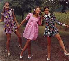 Yo me lo pongo corto y con coletas para que se piensen que soy inocente. Women In Dresses, Fashion 1970s, 1970's Fashion, 70’s Fashion, Seventies Fashion, Look Retro