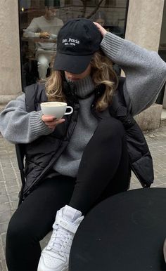 Beanie Fashion Outfits, Expedition Outfit Women, Classy Casual Fall Outfits, Seattle Fashion Spring, Euro Winter Outfits, Dog Park Outfit, Inspo Outfits Invierno, Frio Aesthetic, Cool Casual Outfits