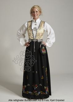 Rogalandsbunad Jelsa med friske farger, beige liv og stakk i sort ulldrapé. Beautiful Norway, Costumes Around The World, Frozen Costume, Black Print Dress, National Dress, Ethnic Dress