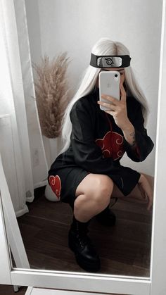 Naruto / Itachi Animecosplay mit Verkleidung / Kostüm Goth Halloween Costume, Naruto Itachi, Naruto And Sasuke Wallpaper, Naruto Cosplay, Halloween Costume Outfits, Halloween Inspo, Cute Poses For Pictures, Cute Poses