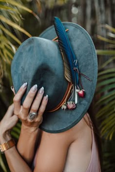 Fedora premiere blue denim with an exotic aviator macaw feather and natural flowers Mode Country, Custom Cowboy Hats, Black Fedora, Painted Hats, Women Hats Fashion, Chapeau Cowboy, Boho Hat, Natural Flowers, Feather Hat