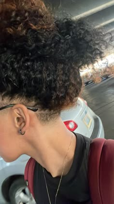 Small Undercut Curly Hair, Shaved Hair Women Undercut, Undercut On Curly Hair, Sidecut Women, Stud Haircut, Stud Haircuts, Shaved Curly Hair, Dry Locs