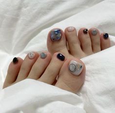 Japanese Pedicure Design, Cool Toe Nail Designs, Korean Pedicure, Japanese Pedicure, Toenail Art, Gel Toe Nails, Punk Nails, Cute Toe Nails, Minimal Nails