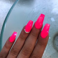 Nail Designs Hot Pink, Neon Pink Nails, Pink Summer Nails, Pink Ombre Nails, Transparent Nails, Acrylic Nails Coffin Short, Pink Acrylic, Pink Acrylics, Pink Acrylic Nails