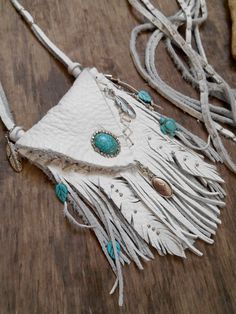 Necklace NATIVE AMERICAN Pouch Medecine Bag by Minouchkita on Etsy Native American Medicine Bag, Medicine Bag Necklace, Native American Medicine, Diy En Cuir, Bag Necklace, Native American Crafts, Fringe Bags