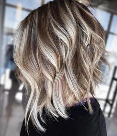 Dirty Blonde Lob with Highlights and Lowlights Short Balayage, Icy Blonde Balayage, Short Hair Highlights, Blonde Balayage Highlights, Short Ombre Hair, Short Dark Hair, Balayage Blonde, Short Brown Hair, Dirty Blonde Hair