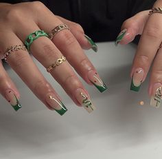 Green Nails Christmas, Christmas Nails Green, Green Christmas Nails, Classy Acrylic Nails, Acrylic Nails Coffin Pink, Unique Acrylic Nails, Bling Acrylic Nails, Acrylic Nails Coffin Short, Xmas Nails