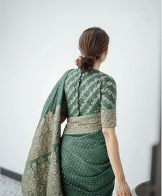 Katan Saree Blouse Design, Banarasi Saree Outfit Ideas, Benares Blouse Designs, Banarasi Sari Blouse Designs, Professional Blouse Designs, Green Saree Blouse Designs, Banarsi Blouse Design, Reshma Sebastian, Banarsi Saree Blouse Design