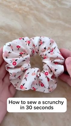 How to sew scrunchies #sewing #sewingpatterns #tips #howto #guide #tutorial #diy #scrunchies Sewing Hair Scrunchies Free Pattern, Embroidery Scrunchie Diy, Hand Sew Scrunchie, Easy Hair Scrunchies Diy, No Sew Scrunchie Diy, Scrunchy Sewing Pattern, Pattern For Scrunchies, Scrunchies Stitching, See Scrunchies