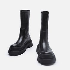 Gender: WomenShoes type: combat bootsUpper material: MicrofiberInternal material: synthetic leatherSole Material: RubberHeel height: 4.5 cmPlatform: Yes Popular Boots, Crop Top With Jeans, Boots Platform, Female Style, Round Toe Shoes, Boot Types, Round Toe Heels, Martin Boots, Black Fleece