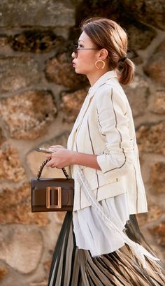 Printed Leather Bag, Popular Clothing Brands, Bottega Veneta Clutch, Street Style Bags, Popular Handbags, Style Inspiration Fall, French Women, Dressed To Kill