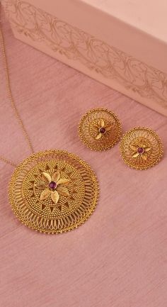 Gold Locket Design, Polki Diamond Jewellery, Gold Pendant Set, Antique Gold Jewelry Indian, Gold Jewelry Simple Necklace, Handmade Gold Jewellery, Gold Chain Design, Jewelry Set Design, Gold Necklace Indian Bridal Jewelry