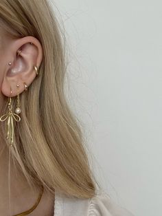 Wedding Earscapes, Ear Stack Aesthetic, Three Ear Lobe Piercings, Eating Stack Gold, Minimalist Earring Stack, Mixed Metals Earring Stack, Wedding Earring Stack, 2nd Ear Piercing Ideas, Simple Earring Stack