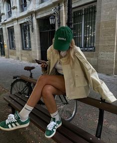 Adidas Shorts Outfit, Green Shoes Outfit, Outfit Campus, Looks Adidas, Adidas Outfit Shoes, Campus Outfit, Sneaker Outfits Women, Look Retro, Mode Boho