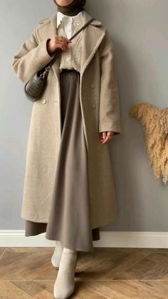 Winter Fashion Hijab Outfits, White Blouse Under Dress, Hijab Clothes Ideas, Hijabi Style Outfits, Modest Muslim Outfits, Winter Hijab Outfits, Modest Outfits Muslim