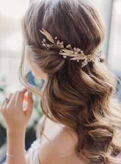 We're loving this romantic bridal hairstyle (especially the gorgeous gold hair accessory). Romantic Wedding Hair, Curly Wedding Hair, Romantic Hairstyles, Elegant Wedding Hair, Beach Wedding Hair, Wedding Hairstyles Half Up Half Down, Trendy Wedding Hairstyles, Wedding Hair Down