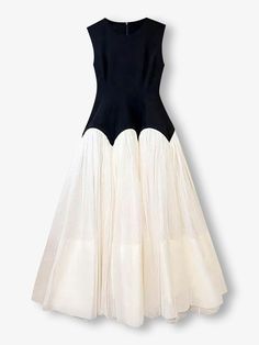 Lake como dress Wedding Guest Outfit Fall, 2024 Wishlist, Lake Como, Retro Outfits, Luxury Fabrics, Cut And Style, Timeless Style, Modest Fashion, Pretty Dresses