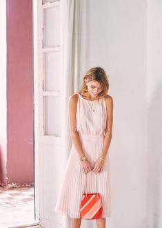 Sézane - Louisa dress Pink Pleated Skirt Outfit, Pleated Skirt Outfits, Style Parisienne, Pink Pleated Skirt, Dress Drawing, Midi Length Dress, Bag Dress, Spring Collection, Parisian Style