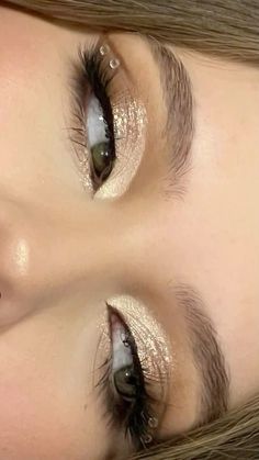 Eye Makeup For Off White Dress, Prom Make Up For Gold Dress, Makeup Brown Gold Eyes, Natural Glitter Makeup Looks, Gold Dress Prom Makeup, Gold Simple Eye Makeup, Gold Prom Looks Makeup, Simple Gold Makeup Looks Natural, Gold Sparkly Makeup