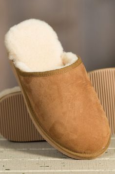 The Carter Sheepskin Mule Slipper surrounds you in plush sheepskin suede and delivers the ultimate insulation inside of shearling wool. The Carter, Slippers For Men, Sheepskin Slippers, Winter Slippers, Kawaii Style, Warm Slippers, Kawaii Fashion, Slide Slipper, Moccasins