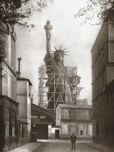 an old black and white photo of the statue of liberty under construction in new york city