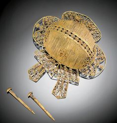 Ming Dynasty Hair Ornament: Made to cover a topknot with flower sprigs in the corners and applied with two flower heads with recesses for inlay, with flared openwork projections in front, to the sides and in back where two 'ribbons' extend from the rim, all filled with foliate filigree; with two gold hair pins that are inserted in either end at the bottom of the band of florets." Christies Chinese Hair Ornaments, Ancient History Archaeology, Antique Hair Combs, Gold Hair Pin