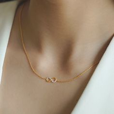 Simple Lockets For Gold Chain, Chain With Locket Gold Indian, Chain Lockets Gold Simple For Women, Simple Locket Design, Gold Chain Locket For Women, Simple Gold Chains For Women, Modern Gold Jewelry Unique, Golden Chain Designs For Women, Latest Gold Chain Designs For Women