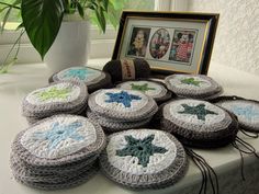 there are many crocheted items on the table