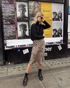 Tumblr Platform Doc Martens, Leopard Outfit, Rok Outfit, Book Instagram, Leopard Print Skirt, Streetwear Mode, Leopard Skirt, Neutral Aesthetic