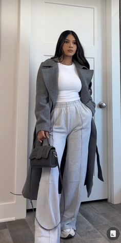 Classy Casual Outfits Winter, Grey Outfits For Women, Jogging Outfit Women, Casual Outfits Winter, Grey Outfits, Jogging Outfit, Winter Fashion Outfits Casual, Relaxed Outfit, Effortlessly Chic Outfits